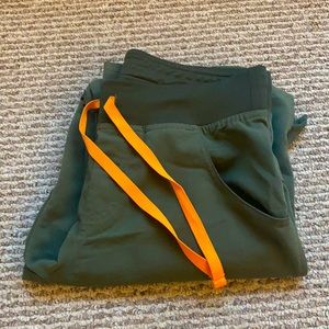 Limited edition figs scrub bottoms in Moss